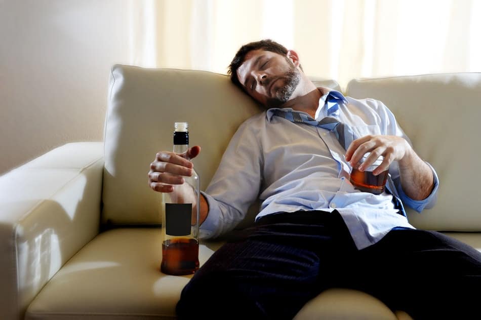 11 načina za spavanje nakon noći provedene u pijanstvu 2 Metalni kreveti Alkohol i san ne idu zajedno
